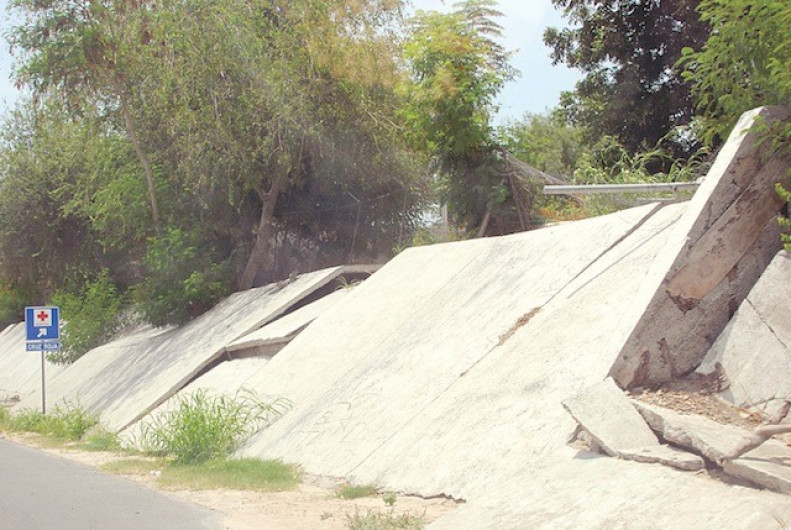 Muros de contención ceden en el Colosio
