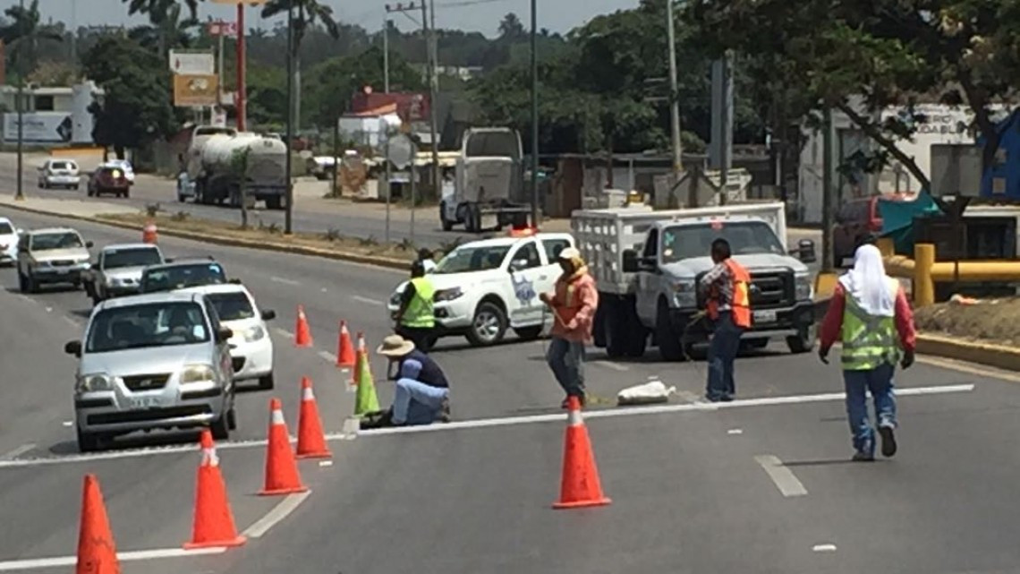 Colocan vibradores en Av. de la industria, para reducción de velocidad