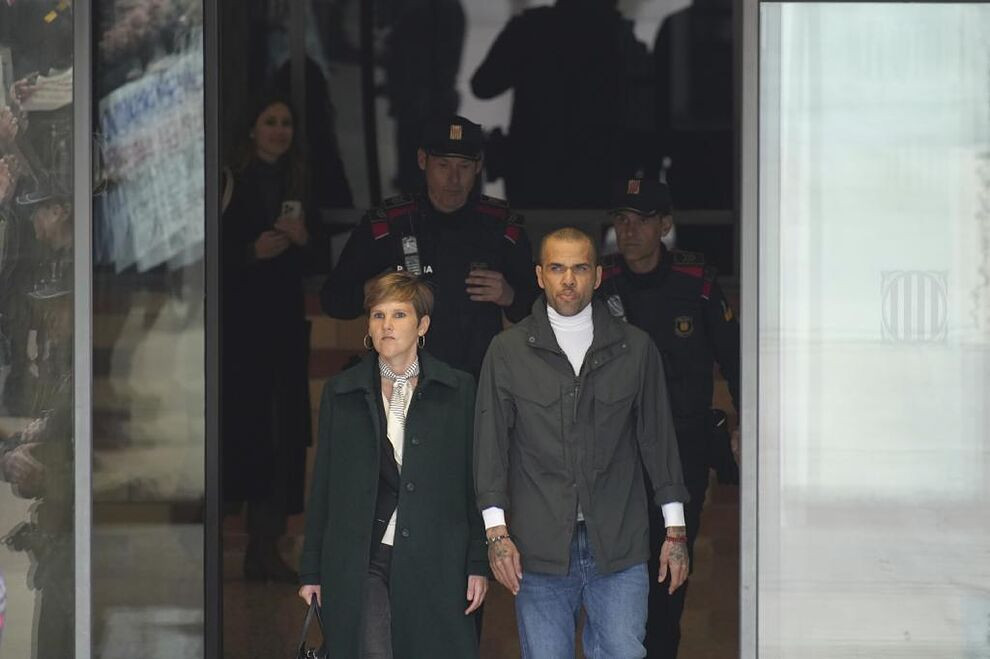 Dani Alves sale de la prisión tras el pago de la fianza