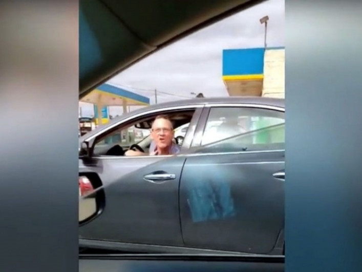 Hombre insulta a mujer y su hija