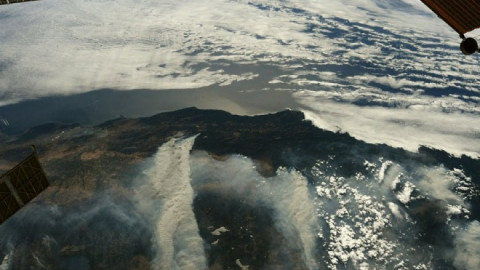 Fotografían incendios forestales de California desde el espacio