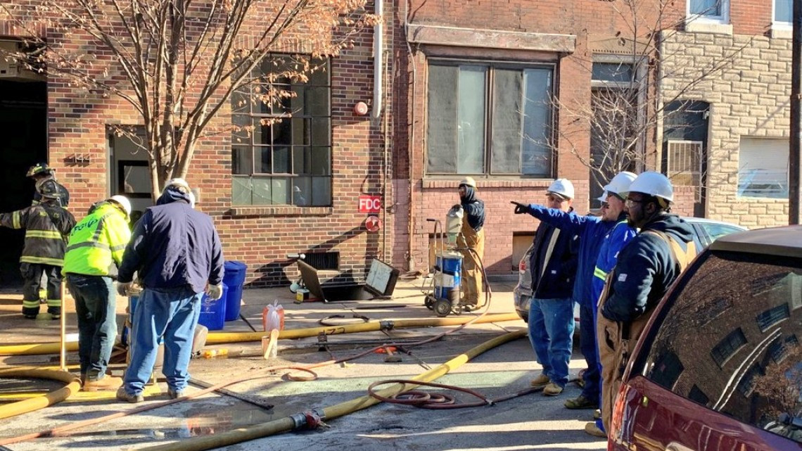 2 personas atrapadas en incendio al sur de Filadelfia