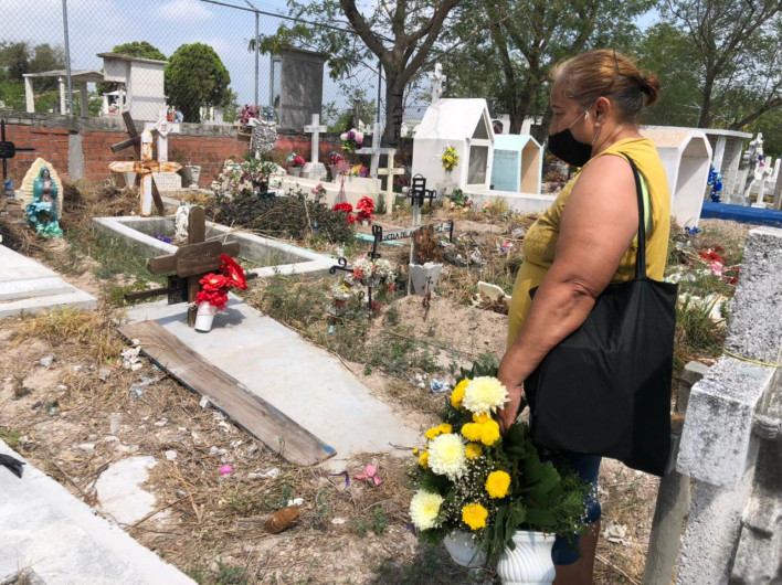 Visitan panteones por el Día de las Madres 