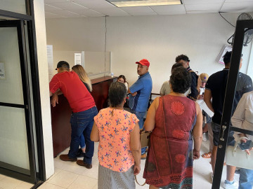 Trabajan oficinas de gobierno con guardias