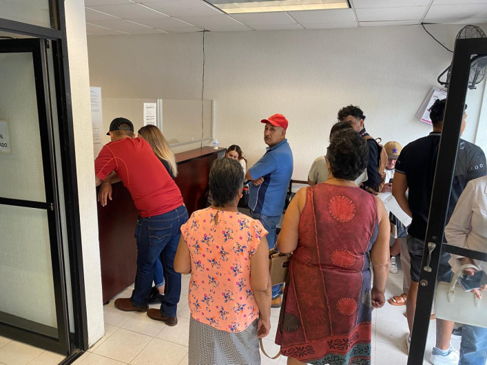 Trabajan oficinas de gobierno con guardias