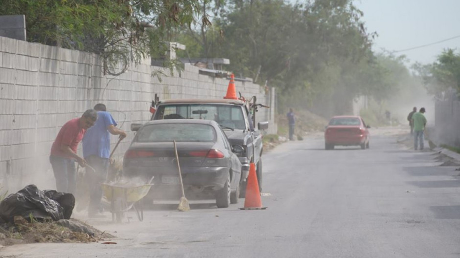 Cuadrilla de limpieza en desagüe realiza mantenimiento en fraccionamiento