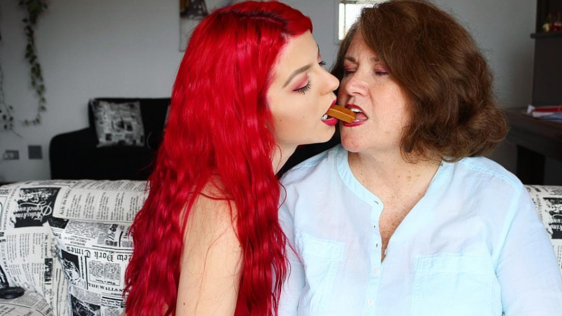 Julia Zelg se ha comprometido; su novia le lleva 37 años