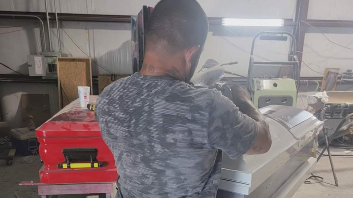 SoulShine dona ataúdes personalizados para víctimas de Uvalde