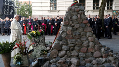 El papa Francisco honra a víctimas del holocausto en Lituania