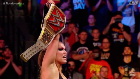 Ronda Rousey es la nueva campeona femenina de WWE RAW