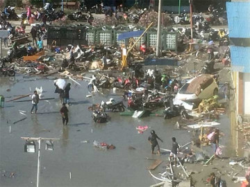 832 muertos por sismo y tsunami en Indonesia