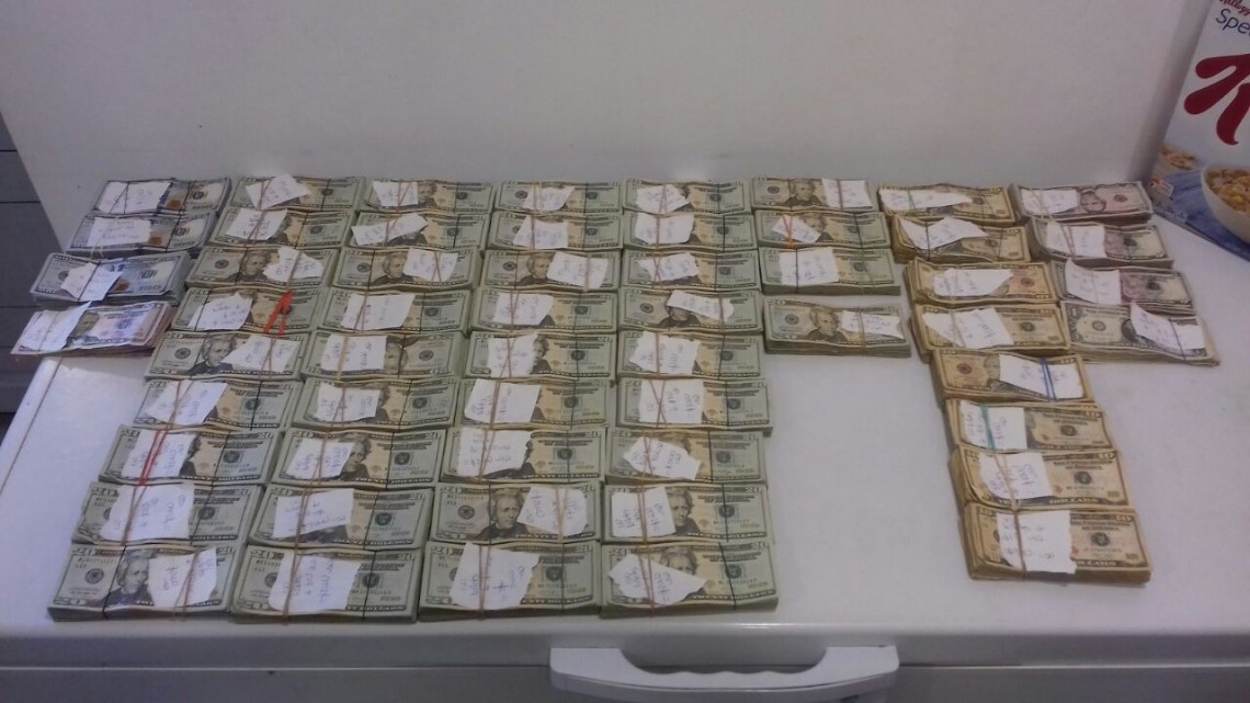 Ejército asegura dinero en efectivo y detienen a dos personas