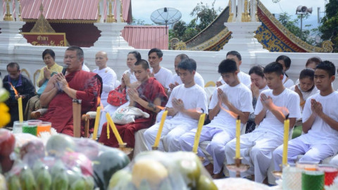 Ordenan novicios budistas a niños salvados de cueva en Tailandia