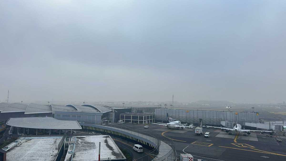 Piloto retiene avión con pasajeros a bordo en el AICM