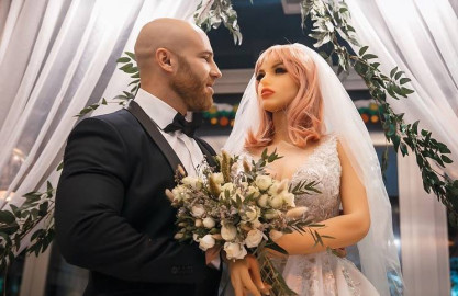 Boda entre fisicoculturista y muñeca sexual