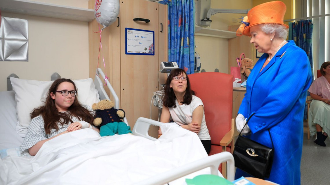 Reina Isabel II visita a menores heridos del atentado en Manchester