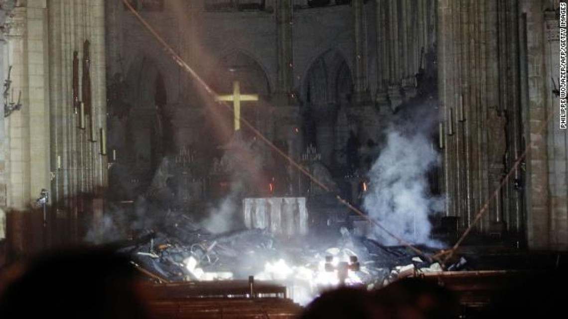Los bomberos dan por extinguido el incendio de la Catedral de Notre Dame
