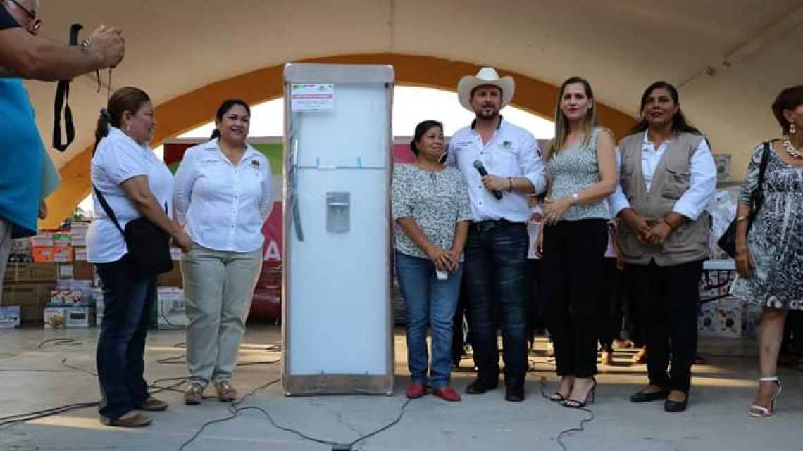 Ayuntamiento realizó festejo por el "Día de las madres"
