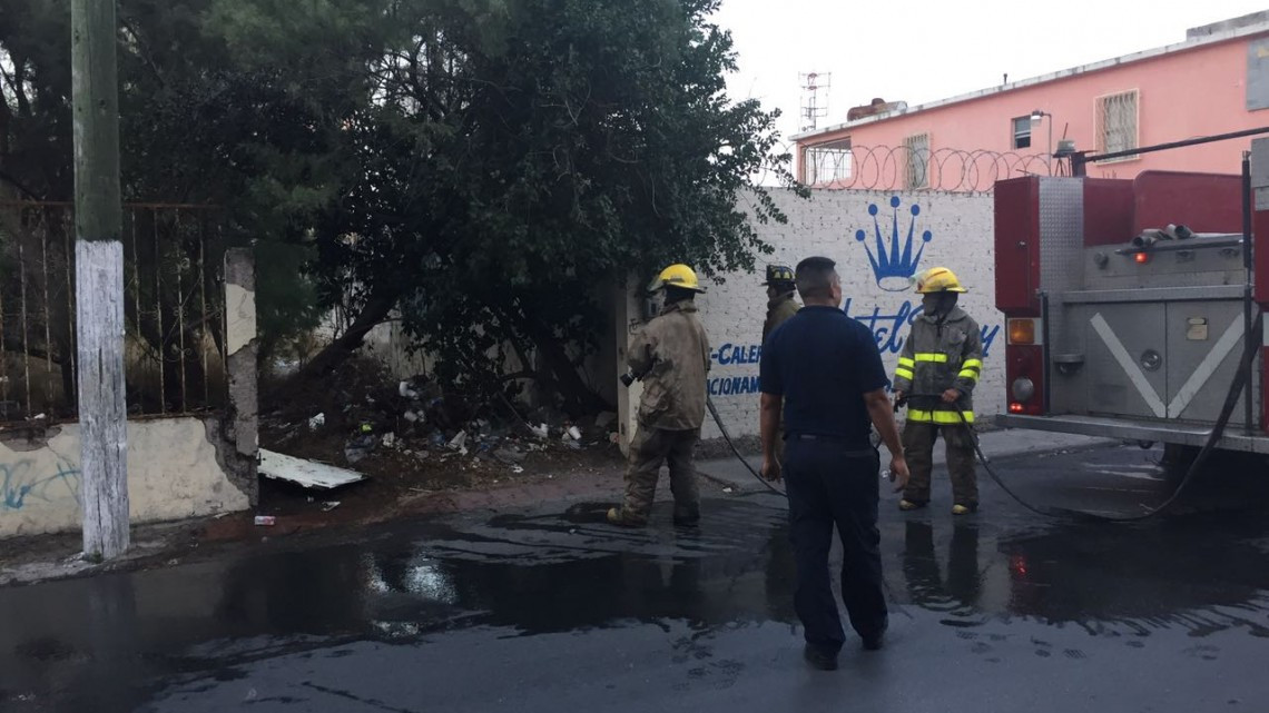 Extinguen incendio en lote baldío