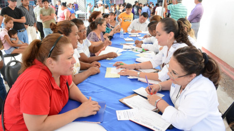 Entregan apoyos y ofrecen servicios de fumigación en Rincón de las Flores   