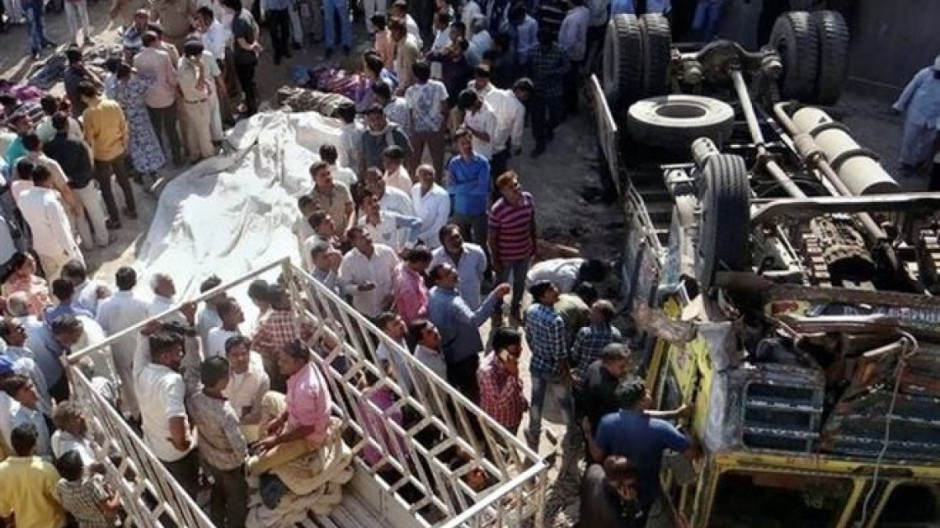 Al menos 25 muertos y 19 heridos al caer un autobús por un puente en India