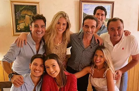 Enrique Ponce es parte de la pandilla de su novia Ana Soria