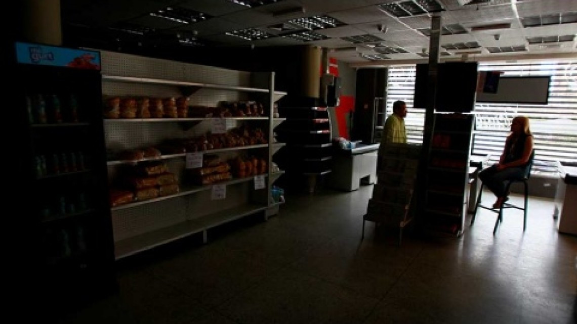 Cientos de personas protestan por apagones en Venezuela