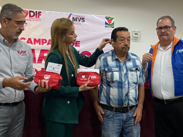 Entrega DIF aparatos auditivos 