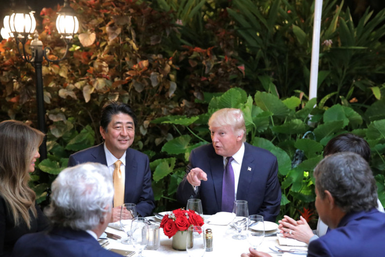 Olvida  Trump promesas de obligar a Japón a pagar más por ayuda en defensa y estrecha lazos.
