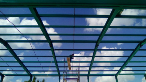 Construcción de techumbre escolar sigue en marcha