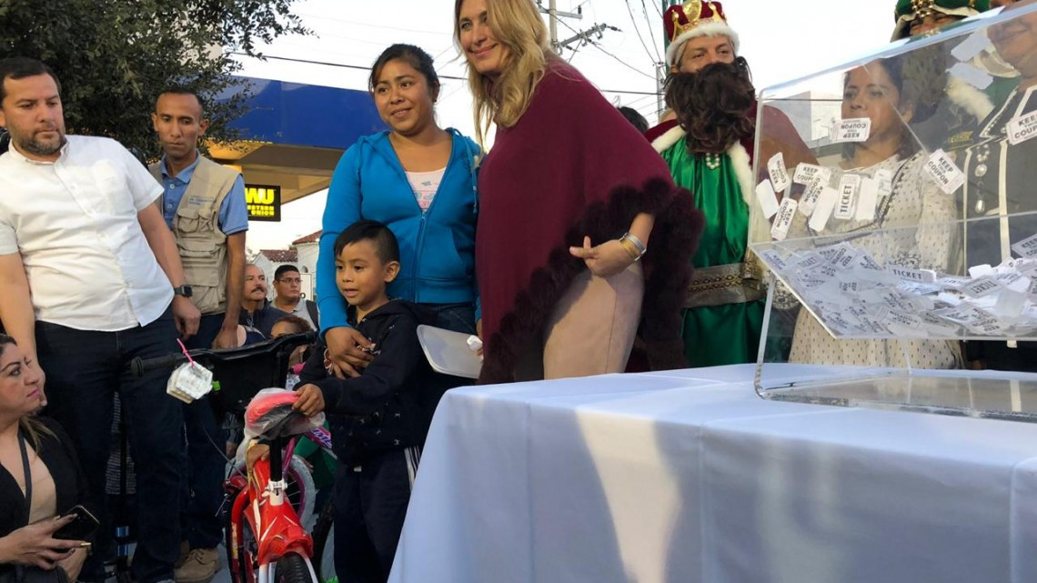 Comparten rosca de reyes en la Plaza Principal