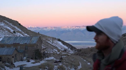 De esta forma hombre se refugia del coronavirus