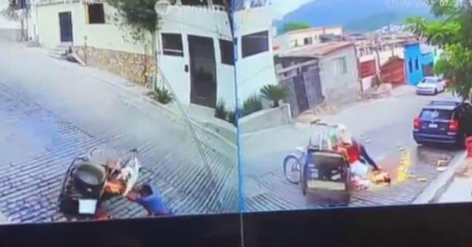 Elotero se cae y pierde toda su mercancía; usuarios lo apoyan