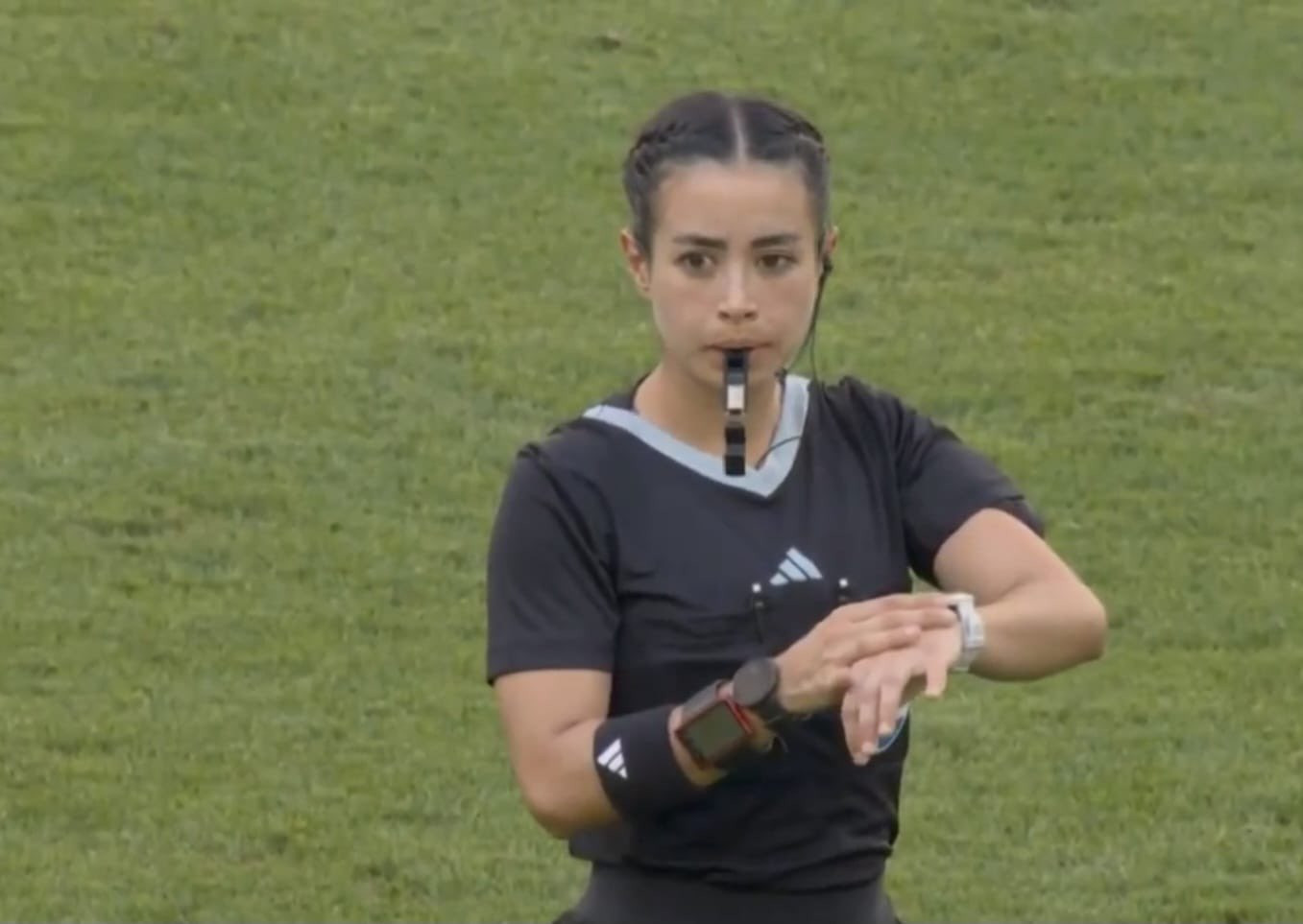 Katia Itzel García, árbitra mexicana, hace su debut en Paris 2024