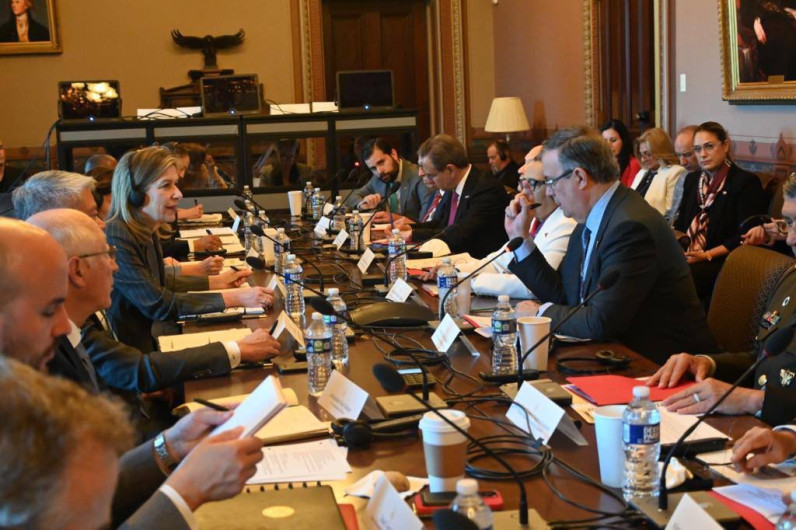 Acuerdan México y EU crear grupo binacional para vigilar, desde cruces fronterizos, tráfico de armas 