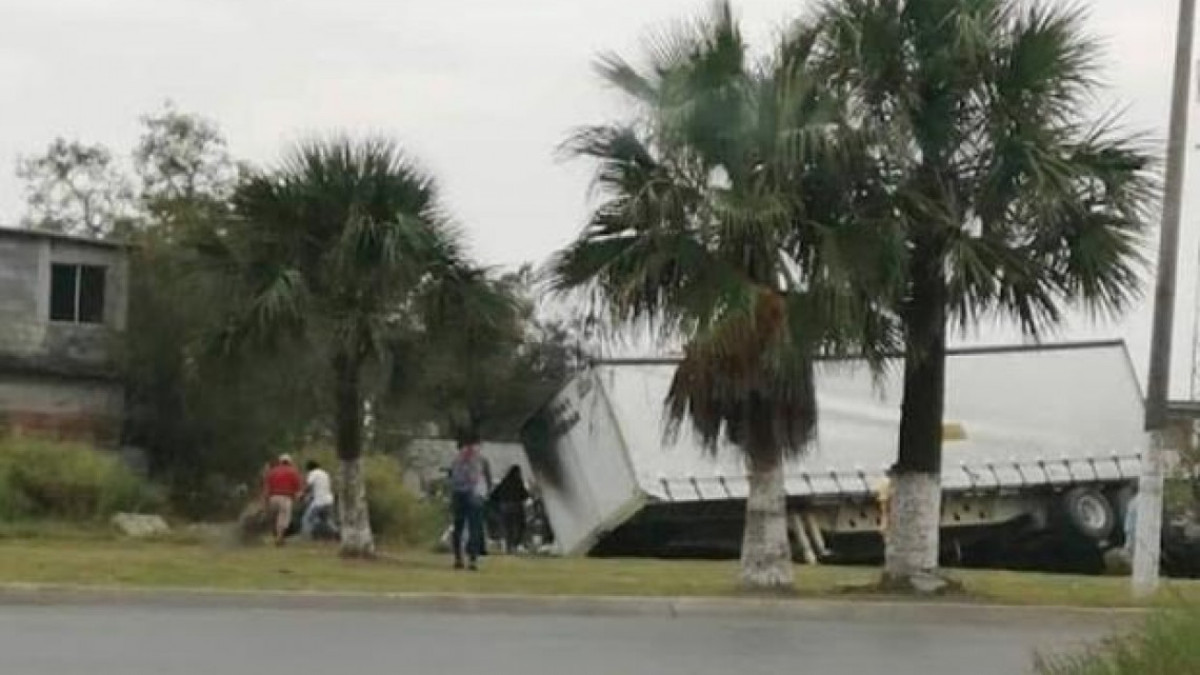 Saquean tráiler de cerveza tras volcadura
