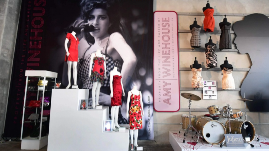 Subastan vestido que utilizó Amy Winehouse en su última presentación 