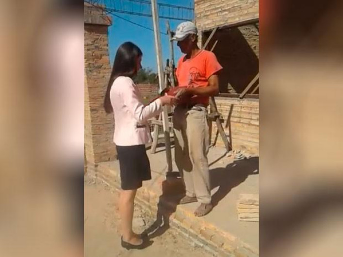 Joven agradece a su padre albañil por su título universitario