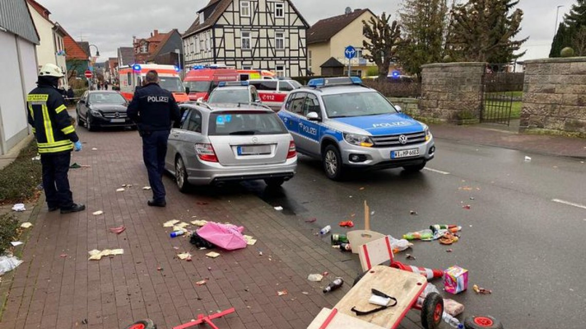 Vehículo embiste a una multitud en Alemania 