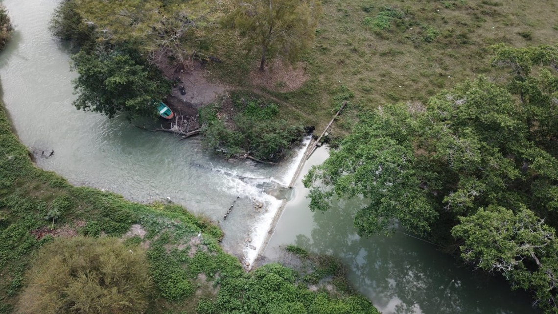 Realizan acciones preventivas en el Camalote, para evitar que el agua dulce se fugue