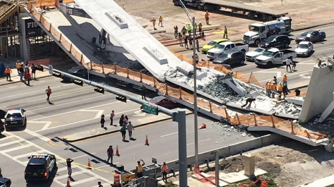  Puente peatonal colapsa y cae sobre autos en Florida