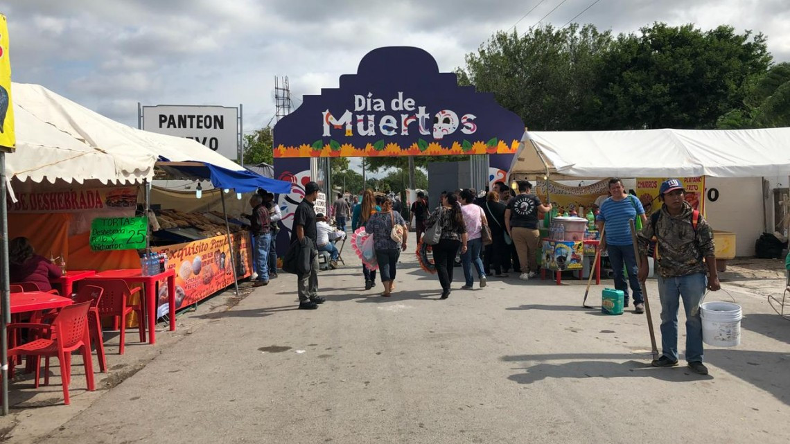 Matamorenses visitan panteones de la localidad 