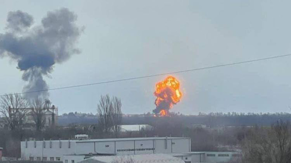 Denuncia Zelenski destrucción de aeropuerto de Vinnytsia con misiles rusos 