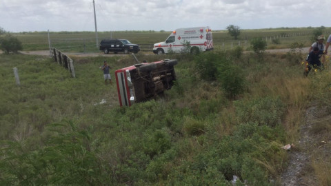 Dormita al volante y queda prensado en la carretera al Mezquital