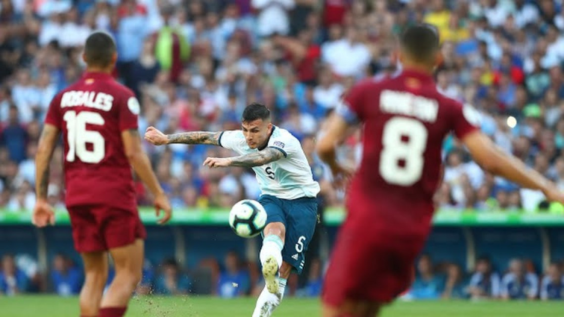 Argentina se impone 2-0 a Venezuela 