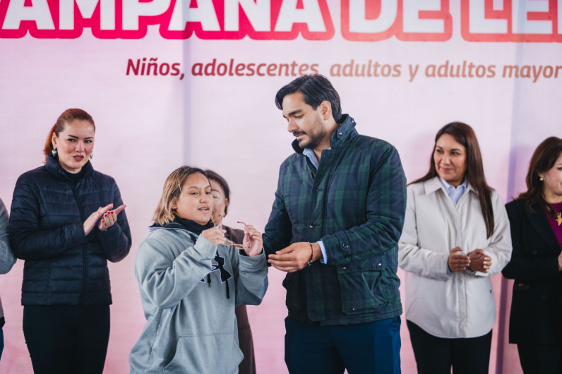 Alcalde Carlos Peña Ortiz apoya a familias con campaña de lentes 
