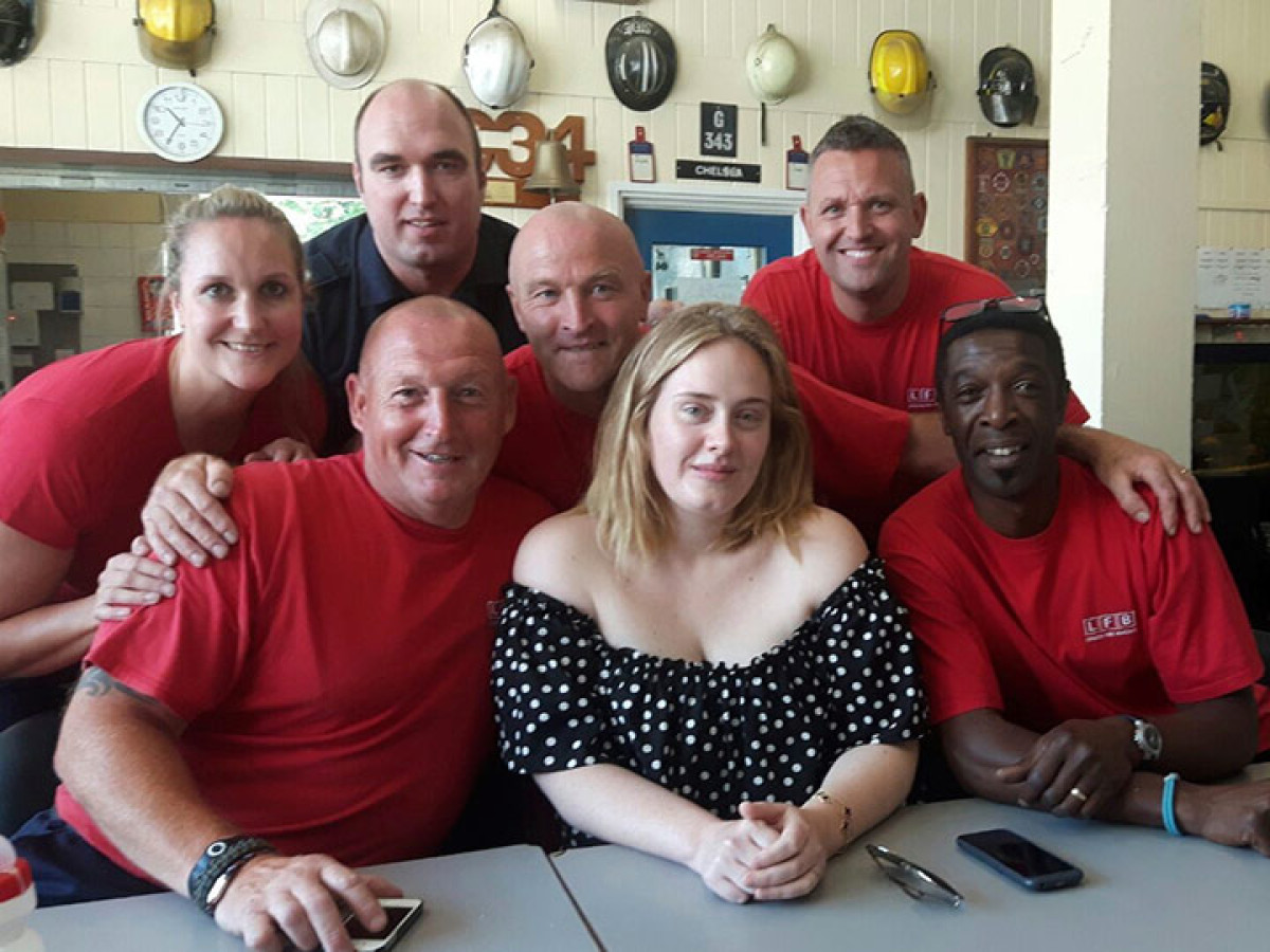 Adele visita a bomberos de Londres después de incendio