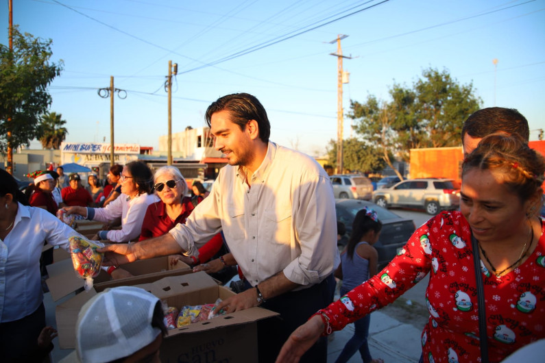 Convivió Carlos Peña Ortiz con niños y familias de San Valentín 