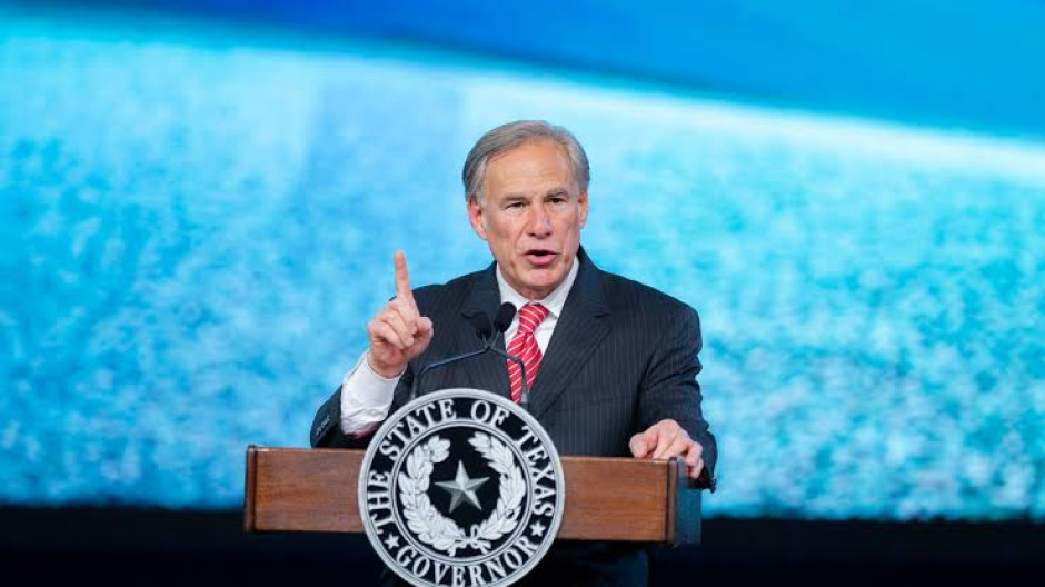 Greg Abbott firma proyecto para prohibir a niñas transgénero practicar deportes femeninos en las escuelas