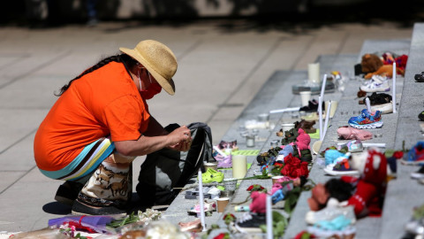 Homenajean a cientos de niños en Canadá tras encontrar sus restos en un internado